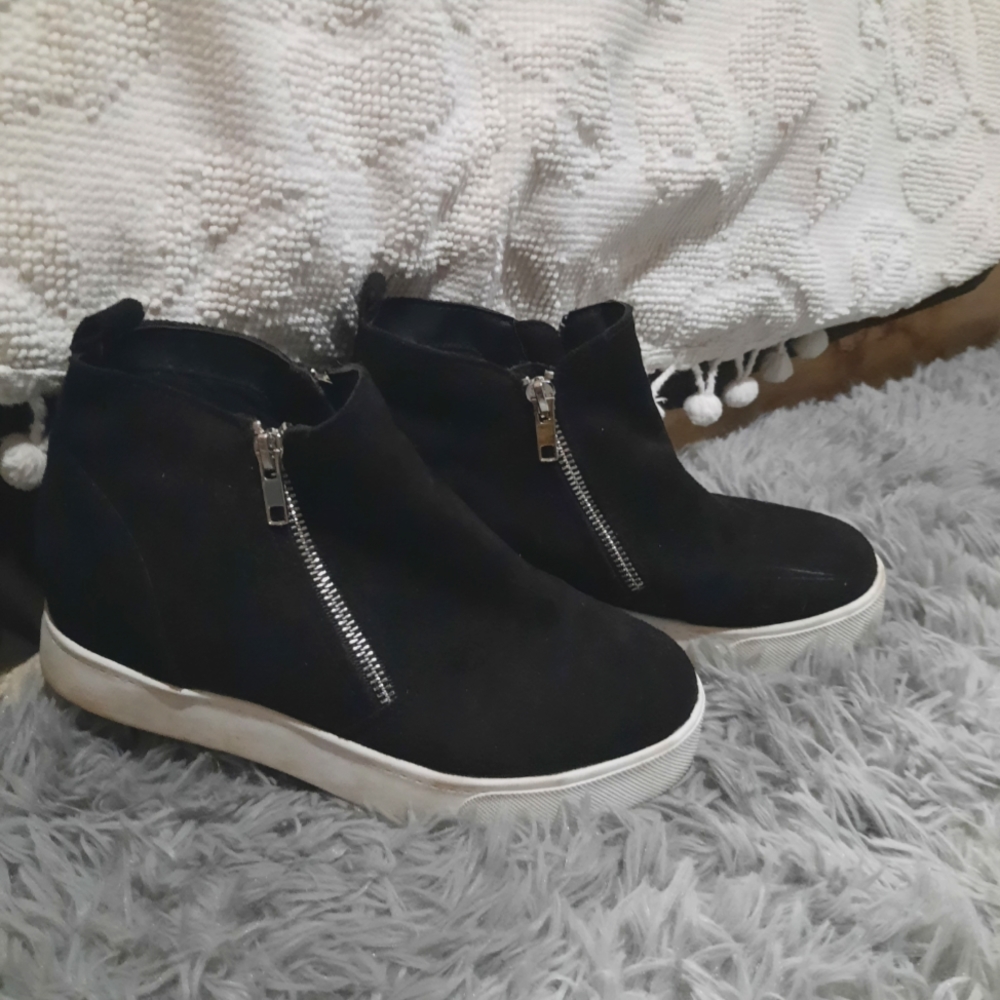 size 7 "SODA" brand black wedges
